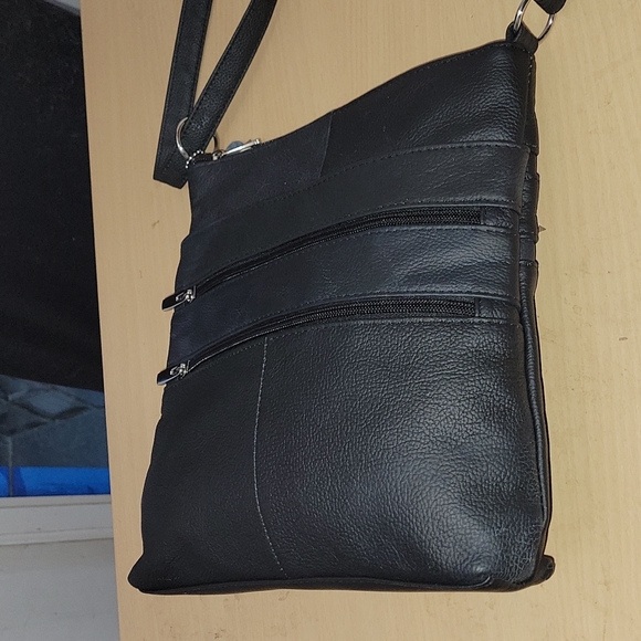 NEW, Black leather large crossbody purse. Lots of room. - Picture 5 of 10